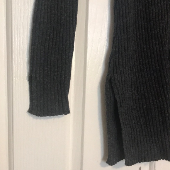Gap tunic sweater w/ slit on one side sz XS - Picture 3 of 3